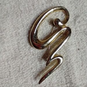 Goldtone large swirl brooch
